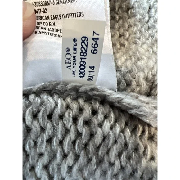 American Eagle Cardigan Gray Black Silver Fair Isle Chevron Sweater Women XS - Picture 8 of 10